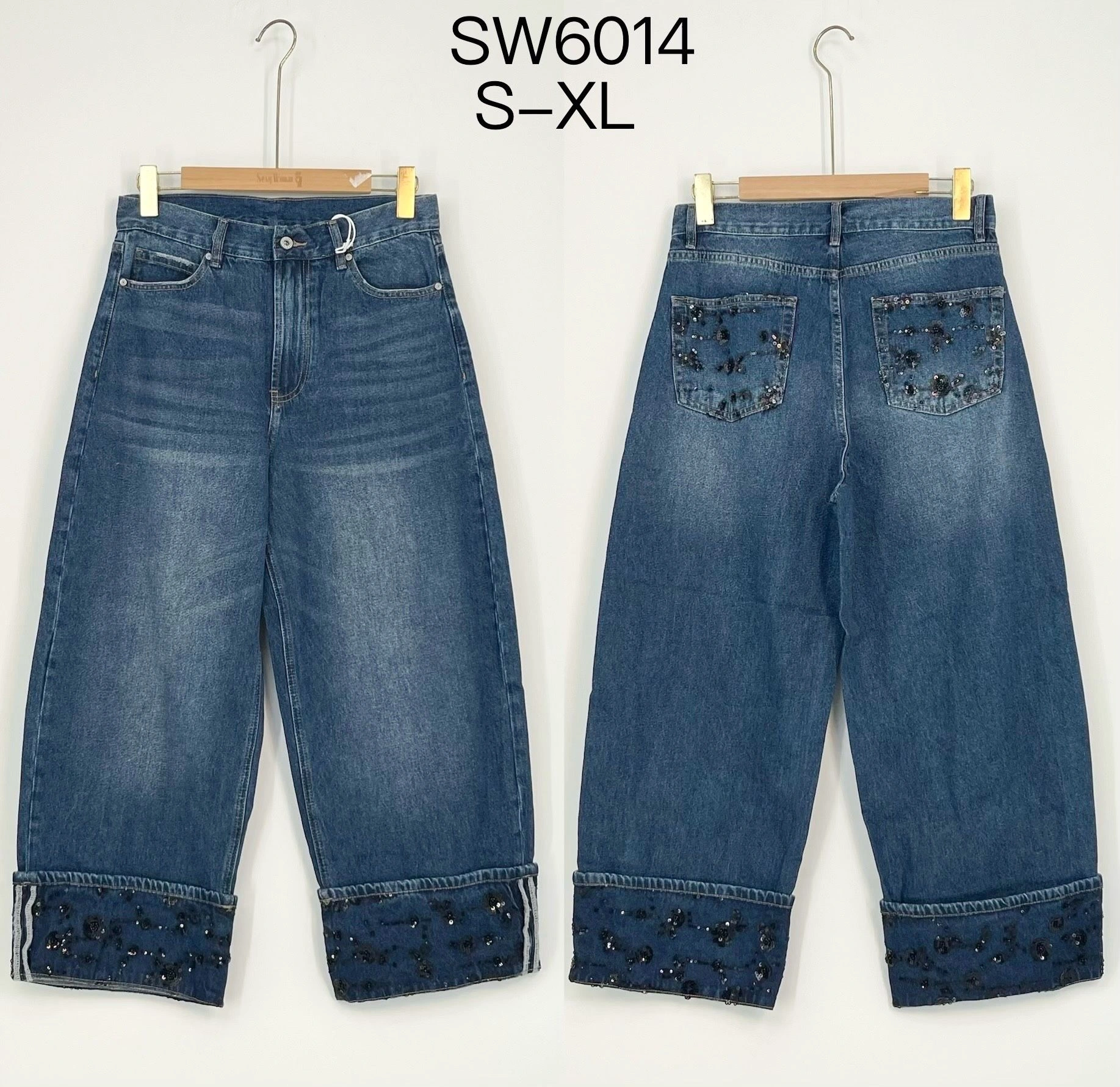 Jeans ampio con risvolti decorati