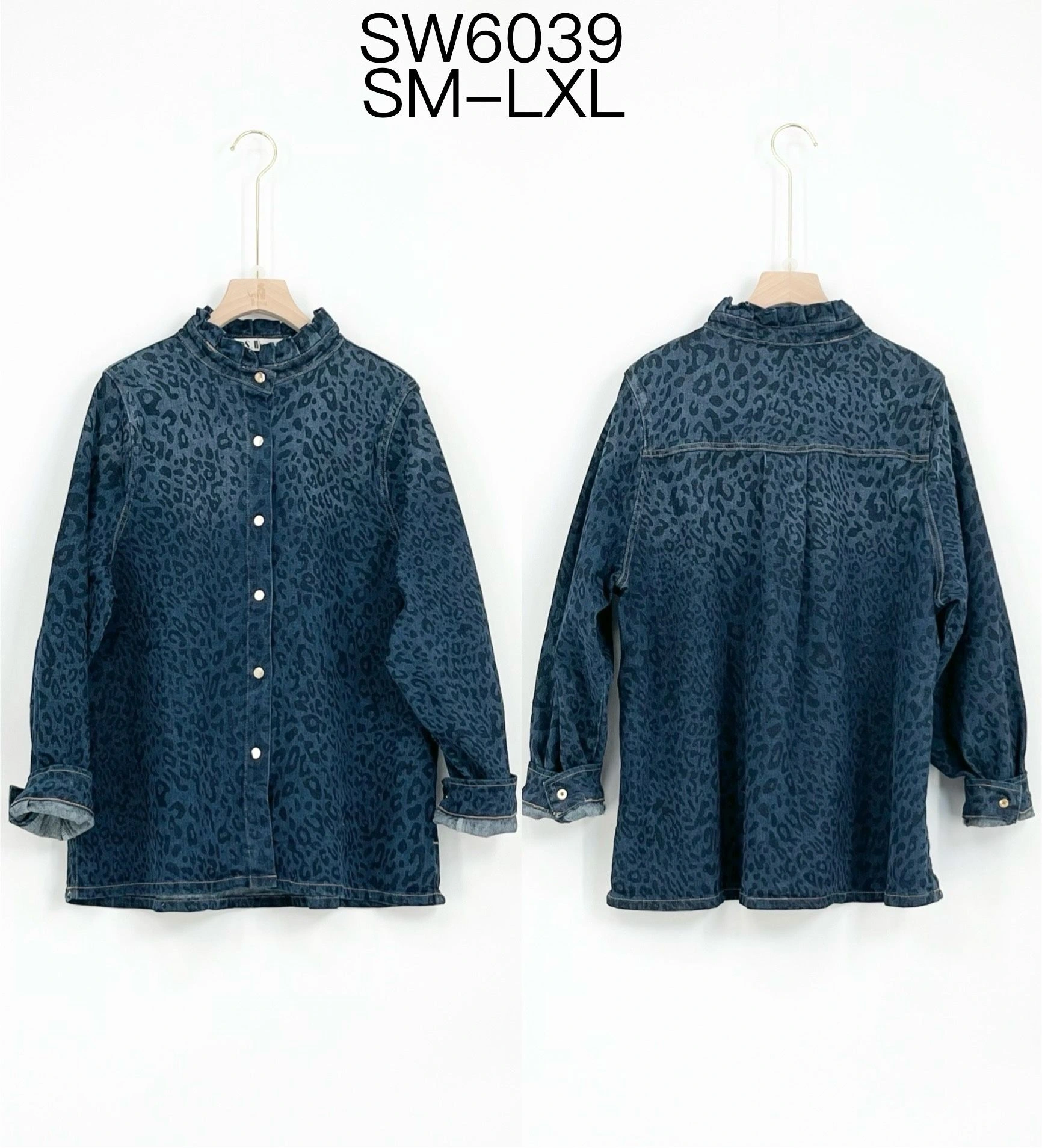 Camicia denim animalier con collo arricciato
